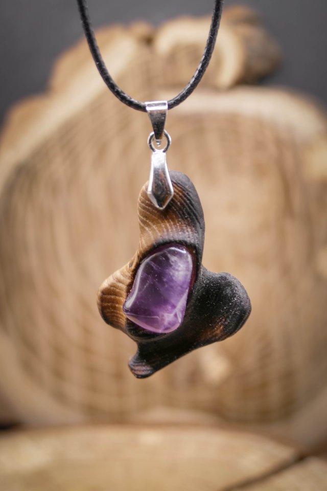 Wisiorek z drewna wiązu, wiąz i ametyst – ręcznie rzeźbiony, artystyczne zdobienia, biżuteria z drewna, luxe wooden jewelry