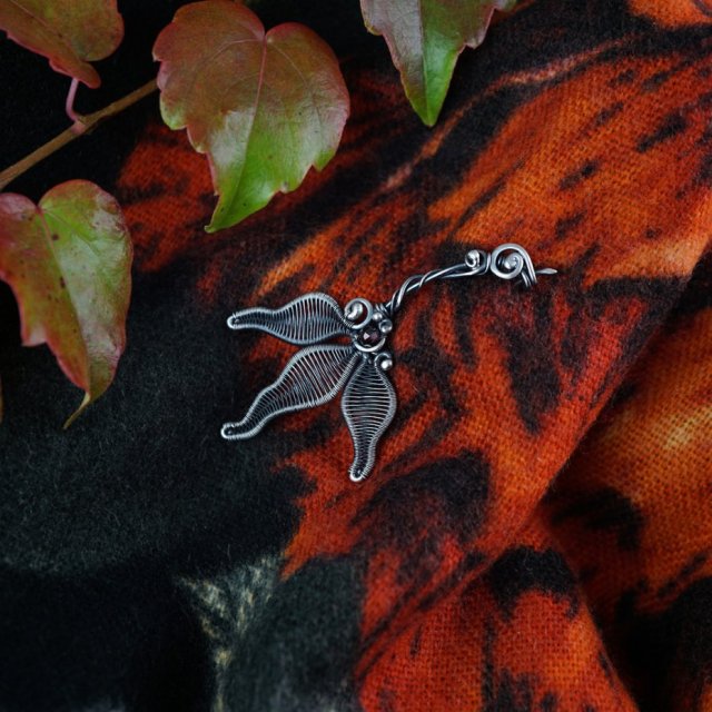Garnet flower - srebrna broszka z motywem kwiatowym