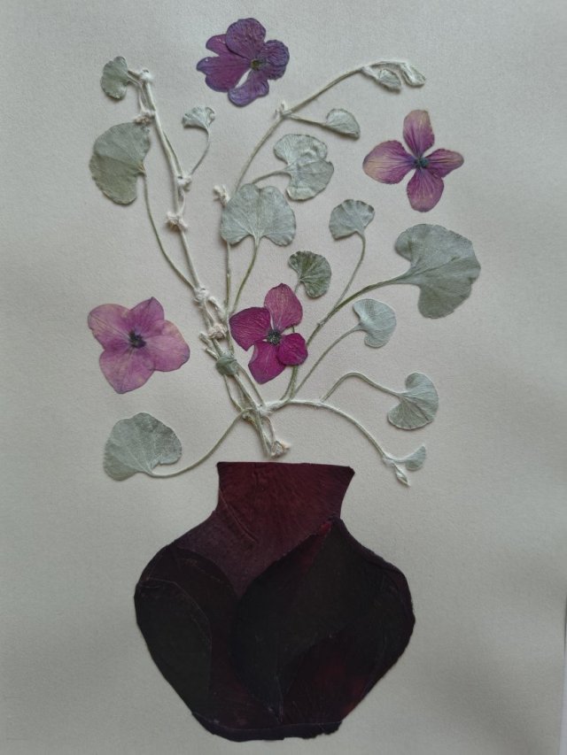 Kwiaty w bordowym wazonie – obraz z suszonych roślin 21 × 30 cm