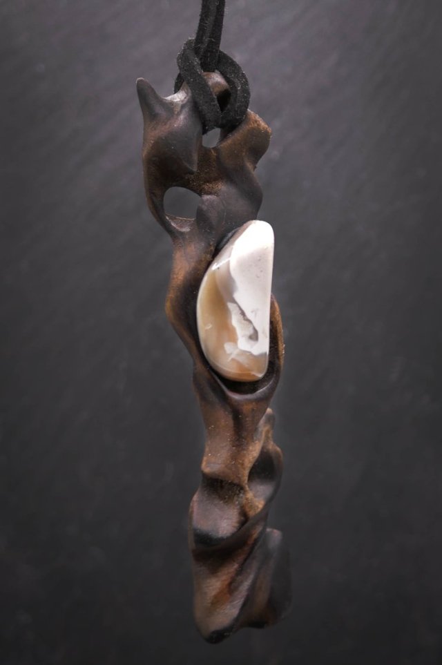 Wisiorek z drewna lipy, lipa i krzemień pasiasty – ręcznie rzeźbiony, artystyczne zdobienia, biżuteria z drewna, luxe wooden jewelry