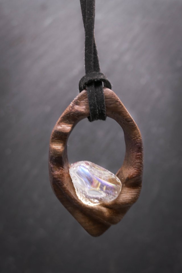Wisiorek z drewna orzecha, kwarc aura – ręcznie rzeźbiony, artystyczne zdobienia, biżuteria z drewna, luxe wooden jewelry