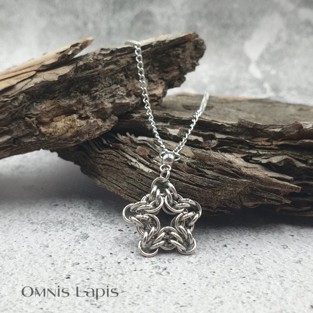 Wisiorek chainmaille - stalowa gwiazda