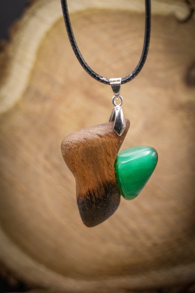 Wisiorek z drewna orzecha, zielony uleksyt – ręcznie rzeźbiony, artystyczne zdobienia, biżuteria z drewna, luxe wooden jewelry