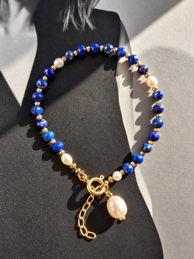 Kobaltowa bransoletka Electric Blue z lapis lazuli i pereł i pozłacanego srebra
