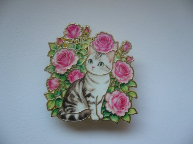 METALOWA EMALIOWANA PRZYPINKA PIN KOTEK W KWIATACH RÓŻ