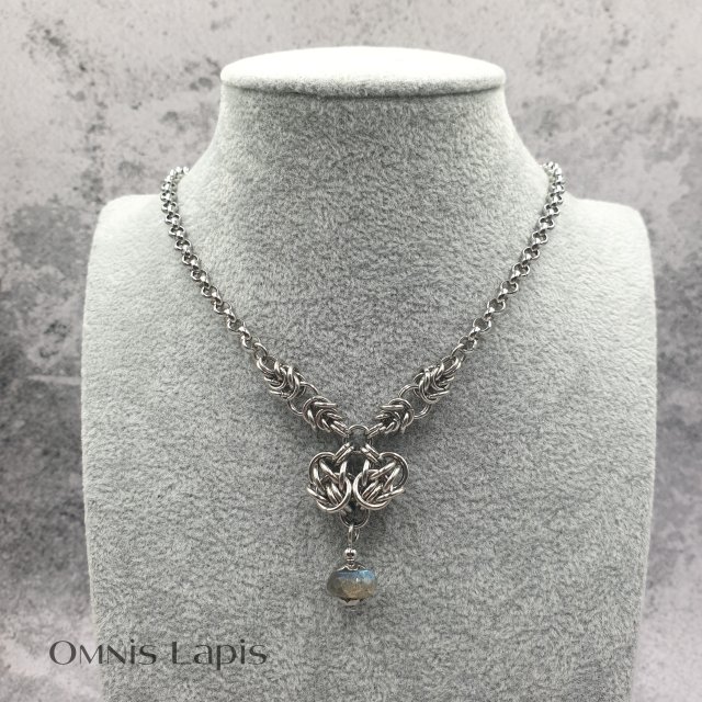 Wisiorek chainmaille - magiczny labradoryt