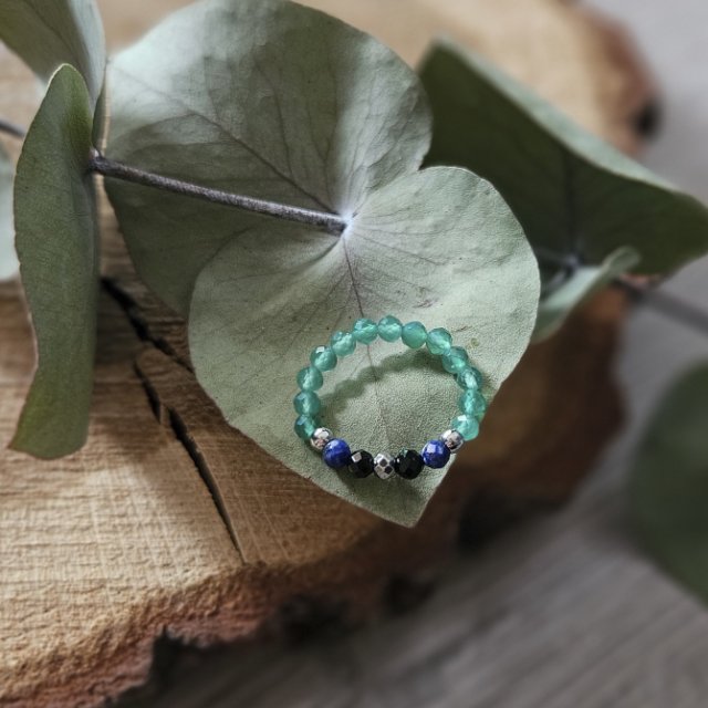 Elastyczny pierścionek z onyksami i lapis lazuli