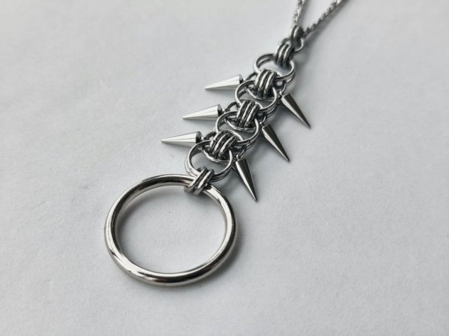 Gotycka zawieszka z kolcami i dużym ringiem – industrial, punk, dark alternative męska damska unisex męski damski