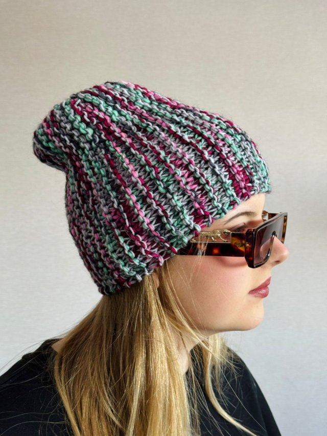 Kolorowa mała czapka beanie wełniana z alpaką – ręcznie wykonana w Polsce