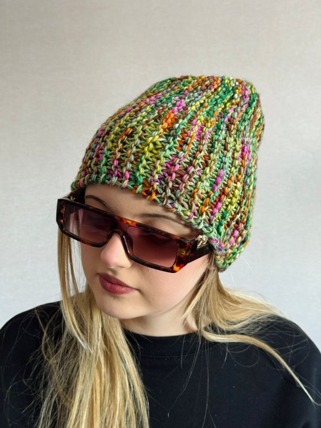 Kolorowa mała czapka beanie wełniana z alpaką – ręcznie wykonana w Polsce