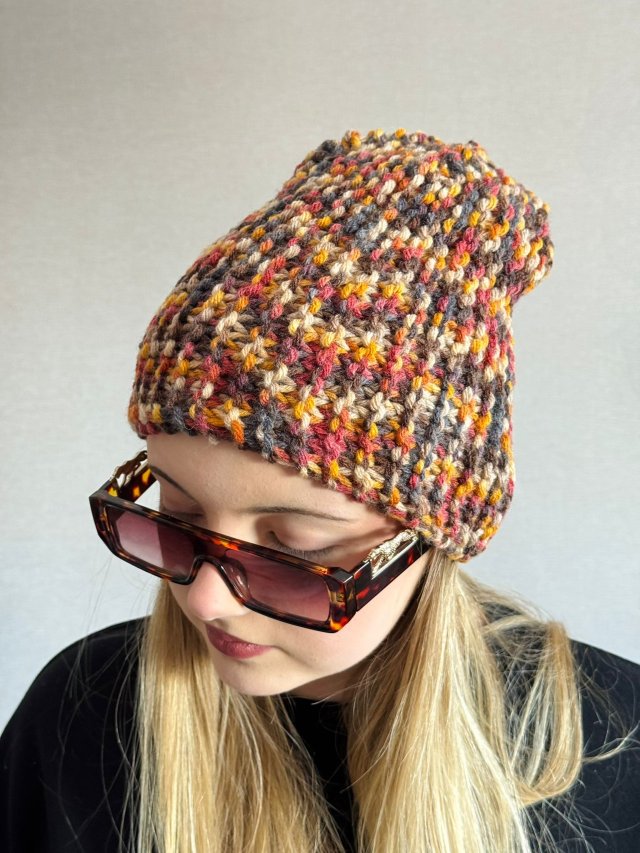 Kolorowa mała czapka beanie wełniana z alpaką – ręcznie wykonana w Polsce