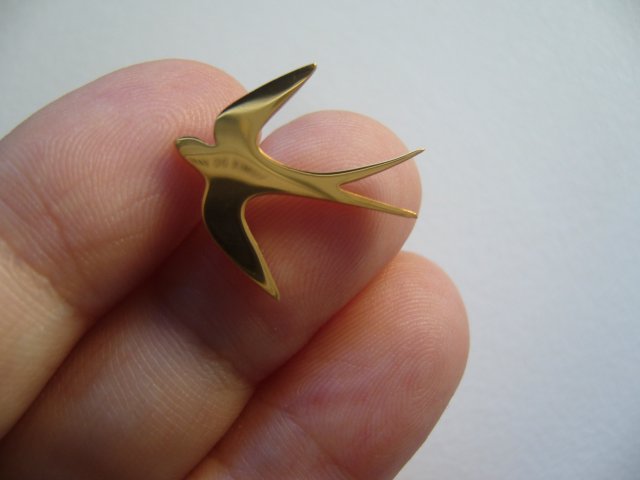 PIN PRZYPINKA BROSZKA JASKÓŁKA STAL NIERDZEWNA