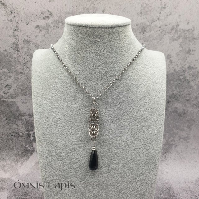 Wisiorek chainmaille - kropla onyksu