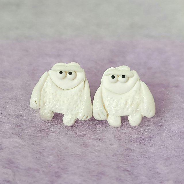 Śmieszne zimowe kolczyki yeti