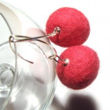malinowe kule z filcu 2 cm  