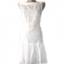 skromny haft na bieli