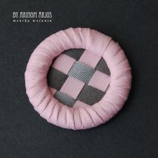 Różowa broszka przypinka do marynarki