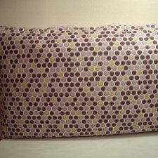 Poduszka w grochy beżowo-fioletowe