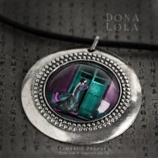 Dona Lola, romantyczmy medalion