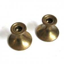 dwa mosiężne świeczniki