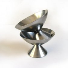 dwa metalowe pucharki