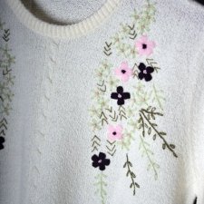 sweterek z kwiatkiem