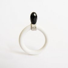 elastic biały z czarnym kryształkiem