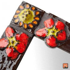 Lustro w ceramicznej ramie z rzeźbionymi kwiatami