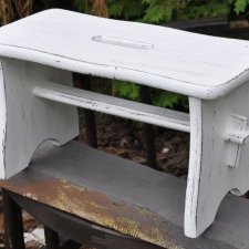 Drewniany mały stołek -  taboret - shabby retro