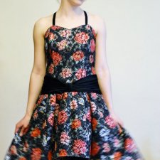 sukienka w róże