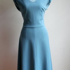 niebieska sukienka rozkloszowana