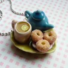 Naszyjnik z herbatą i donutami na talerzyku