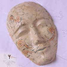 Ceramiczna maska Dali z przymrużeniem oka