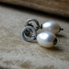 białe perły na małych kółkach