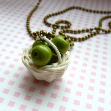 Naszyjnik z koszyczkiem zielonych jabłek