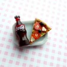 Broszka z pizzą i Colą