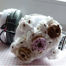 Słodkie białe słuchawki z pączkami