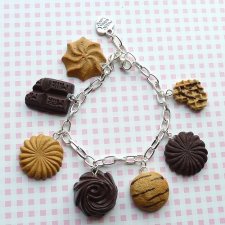 Bransoletka z ciastkami i czekoladkami