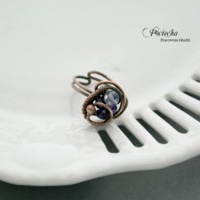 Orb - pierścionek z fluorytem w szkłem w fiolecie