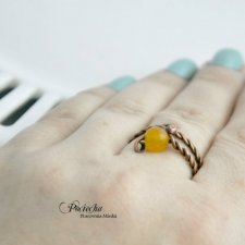 Delicate yellow - minimalistyczny pierścionek z jadeitem