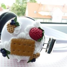 Słodkie białe słuchawki z truskawkami i jagodami