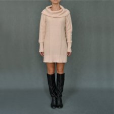 pudrowy dłuższy sweter