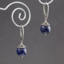 lapis lazuli w ozdobnych czapeczkach - kolczyki