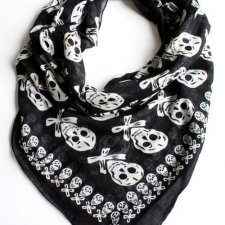 ALEXANDER MCQUEEN skull scarf style