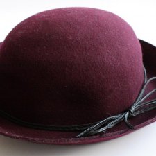 Burgundowy kapelusz