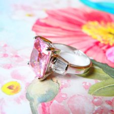 Srebrny pierścionek z różowym topazem i cyrkoniami