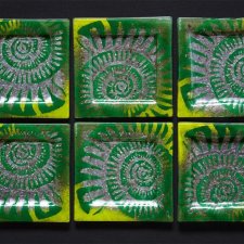 SZKLANY PŁASKI TALERZ AMONIT ZIELONY 17  X 17 CM
