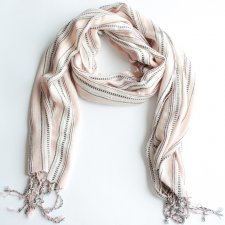 Pastelowy szal vintage ze szczyptą srebra