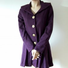 Śliwkowy płaszcz z obniżoną talią