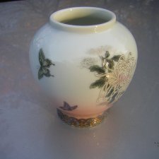 St. Michael Japan niewielki porcelanowy wazonik